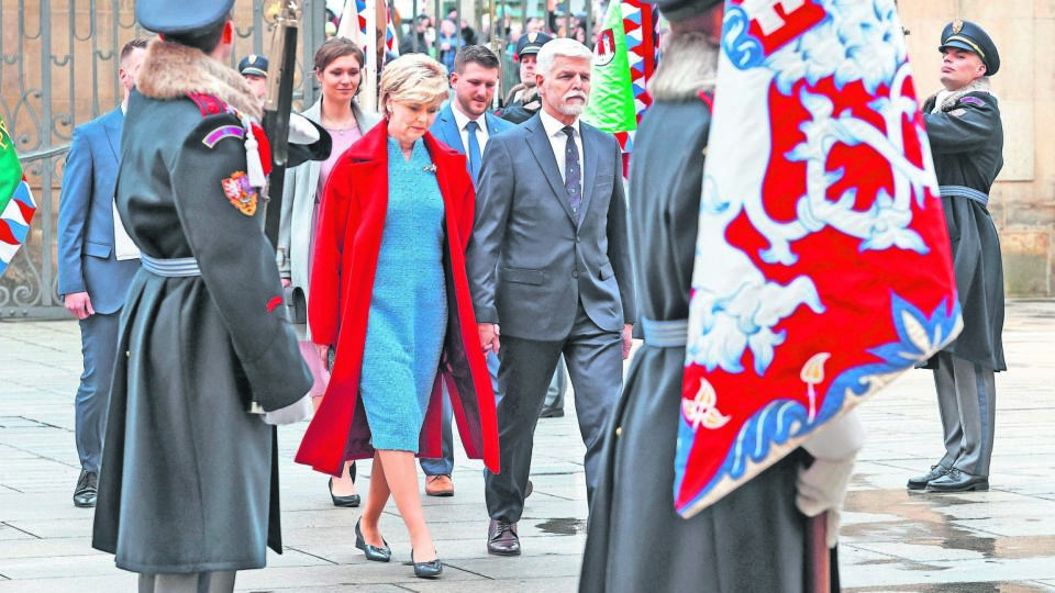 Na Pražský hrad prišla Eva Pavlová v modrých šatách a v červenom kabáte. Nie všetkým sa táto kombinácia páčila.