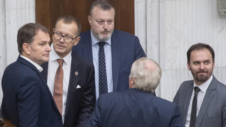 Na snímke zľava poslanec NRSR Igor Matovič (OĽANO), predseda parlamentu SR Boris Kollár (Sme rodina), minister práce, sociálnych vecí a rodiny SR Milan Kajniak (Sme rodina), poslanci Martin Fecko a Michal Šipoš (obaja OĽANO).