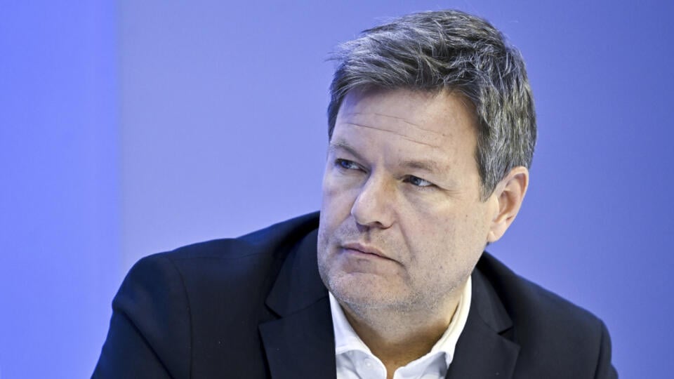 JB 8 Davos - Nemecký vicekancelár a spolkový minister hospodárstva Robert Habeck počas panelovej diskusie na Svetovom ekonomickom fóre (WEF) v davoskom kongresovom centre vo švajčiarskom Davose 17. januára 2023. FOTO TASR/AP
Robert Habeck, Vice-Chancellor and Federal Minister for Economic Affairs and Climate Action of Germany, reacts, during the 53rd annual meeting of the World Economic Forum, WEF, in Davos, Switzerland, Tuesday, January 17, 2023. The meeting brings together entrepreneurs, scie