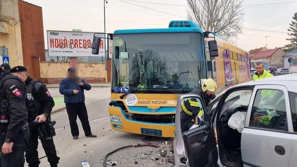 V centre Trnavy sa zrazilo auto s autobusom.