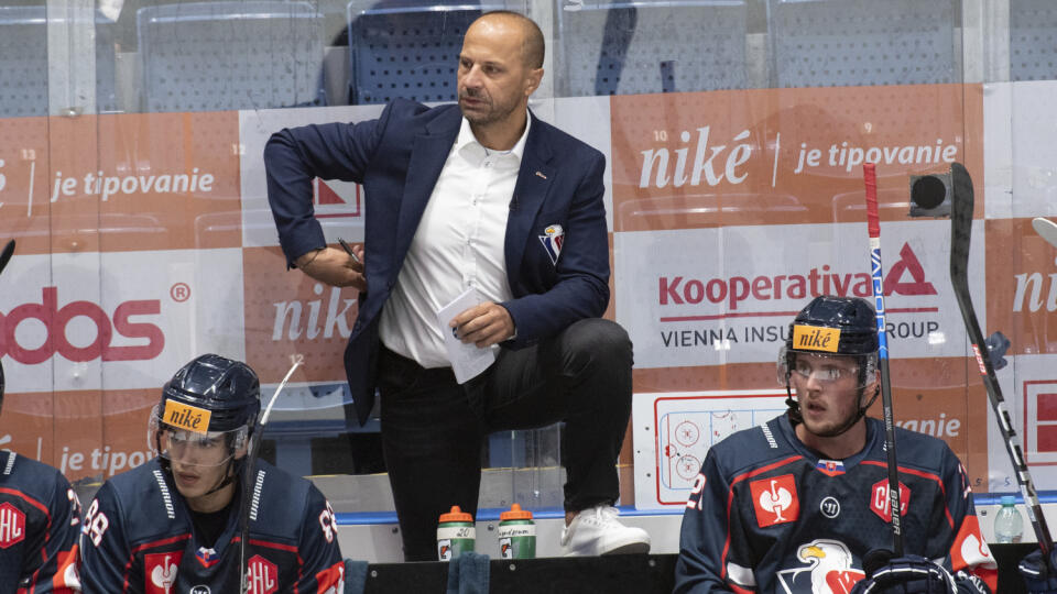 Na snímke uprostred tréner Slovana Ján Pardavý v prvom stretnutí C-skupiny hokejovej Ligy majstrov HC Slovan Bratislava - Tappara Tampere (Fín.) 1. septembra 2022 v Bratislave. FOTO TASR - Pavel Neubauer



