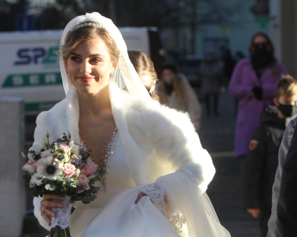 Dominika Stará má za sebou konečne svoj vysnívaný svadobný deň. V kostole Nenebovzatia Panny Márie v Šamoríne, si vzala Michala Jurenu.