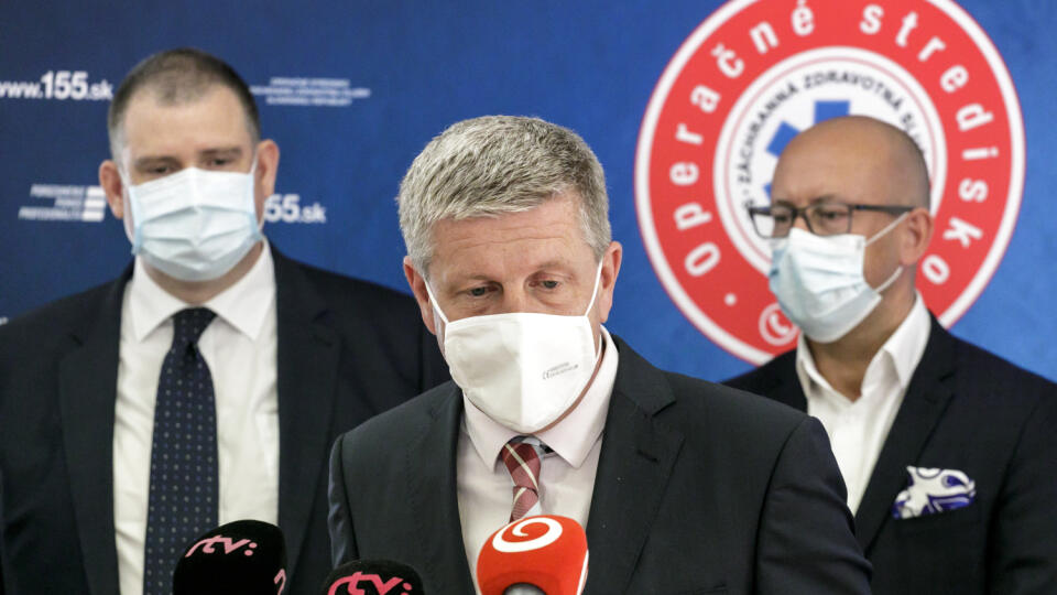 Minister zdravotníctva SR Vladimír Lengvarský (nominant OĽaNO) navštívil Operačné stredisko záchrannej zdravotnej služby SR (OS ZZS) v Bratislave a poďakoval za nasadenie a pomoc kolegom v ČR pri živelnej katastrofe, ktorá sa udiala na južnej Morave koncom uplynulého týždňa. Na snímke uprostred minister zdravotníctva SR Vladimír Lengvarský (nominant OĽaNO), štátny tajomník MZ SR Kamil Száz (vpravo) a riaditeľ OS ZZS SR Juraj Kottner (vľavo). V Bratislave 29. júna 2021. FOTO TASR - Dano Veselský