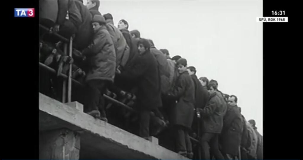 V roku 1968 sa derby dokonca nedohralo. Na trnavskom štadióne sa tiesnilo 25-tisíc fanúšikov, mnohí tam boli načierno. Šplhali po hromozvode, preskakovali plot, len aby mohli byť na štadióne. Trnavský štadión nápor nevydržal, po góle Slovana sa bariéra na jednej z tribún za bránou prelomila a ľudia popadali na trávnik. Zranených bolo šestnásť divákov. Duel sa z bezpečnostných dôvodov nedohral. Za zeleným stolom sa potom rozhodlo o víťazstve Slovana.