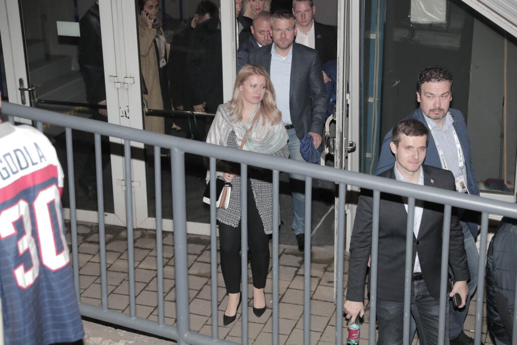 Takto odchádzala Čaputová zo zápasu Slovenska s Nemeckom. Hneď za ňou premiér Peter Pellegrini.