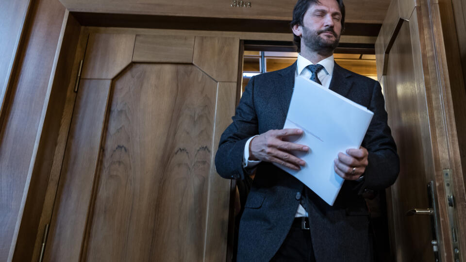 Prokurátor Úradu Špeciálnej prokuratúry Vasiľ Špirko podáva na Roberta Kaliňáka trestné oznámenie.