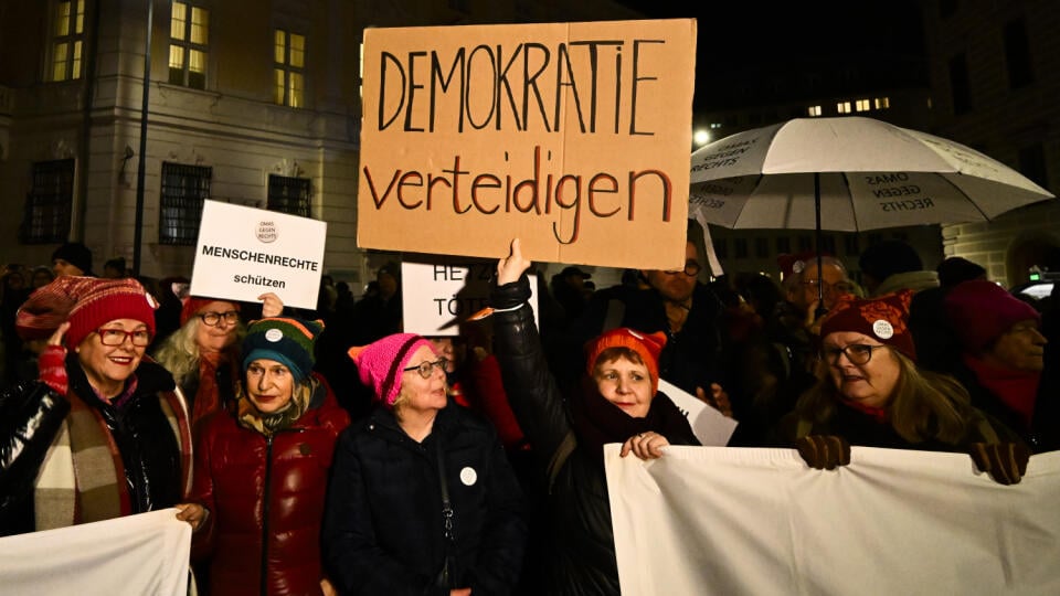 KK45 Viedeň - Na snímke ľudia s transparentami počas demonštrácie proti možnému vzniku pravicovej vlády vedenej Slobodnou stranou Rakúska (FPÖ) vo Viedni vo štvrtok 9. januára 2025. FOTO TASR/AP
People show posters reading