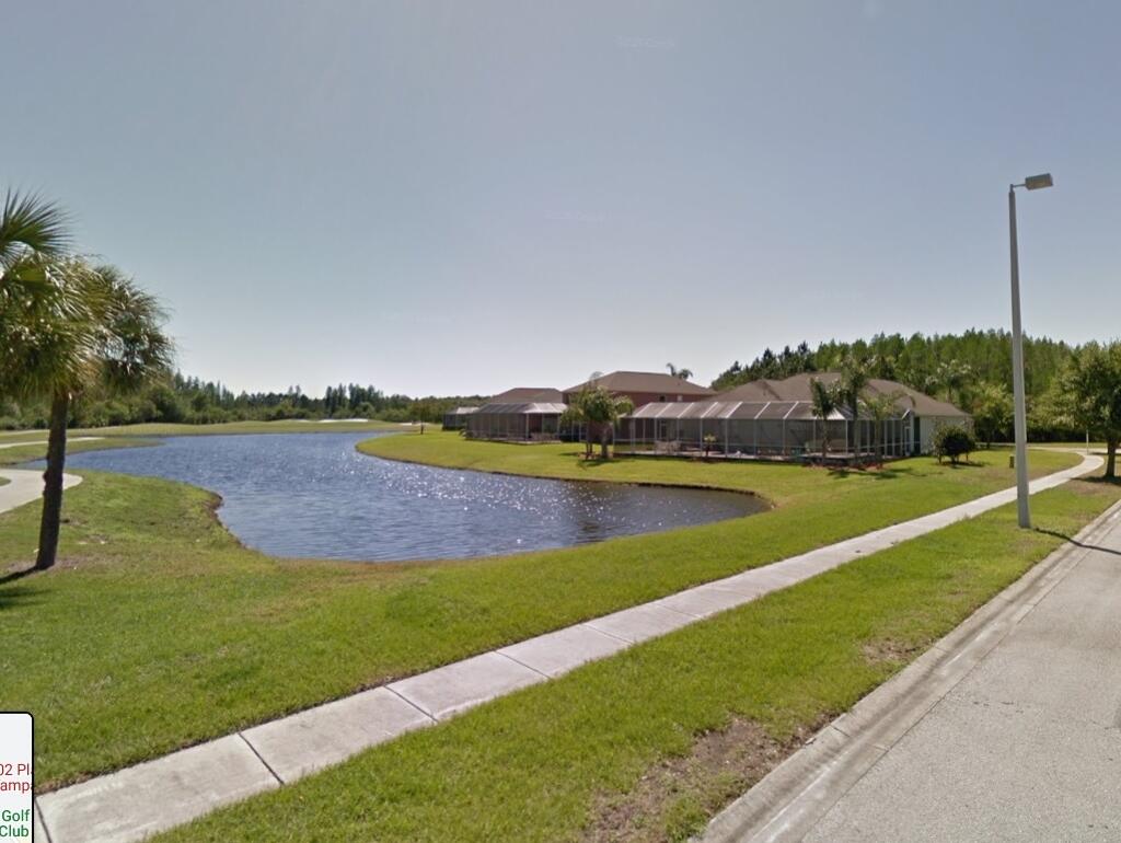 Ramsay má hneď vedľa svojho domu jazierko a golfové ihrisko.