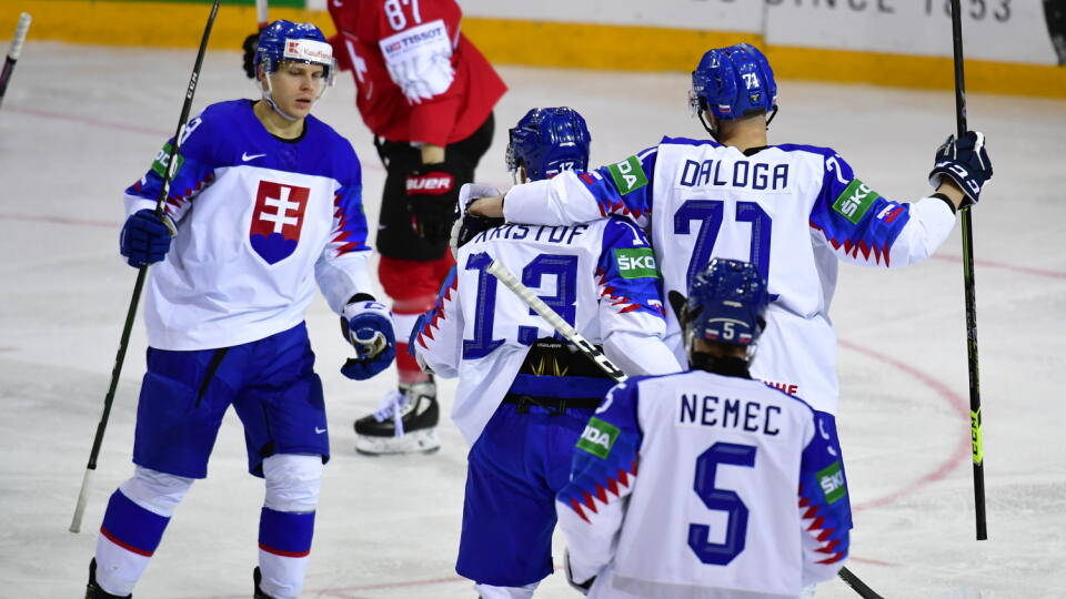 Na snímke gólová radosť Slovákov v zápase základnej A-skupiny Švajčiarsko - Slovensko na 84. majstrovstvách sveta v ľadovom hokeji v lotyšskej Rige vo štvrtok 27. mája 2021. FOTO TASR - Jaroslav Novák