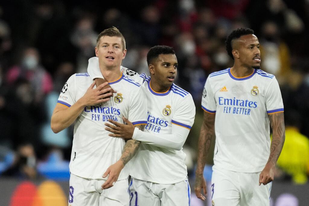 Hráč Realu Madrid Toni Kroos (vľavo) oslavuje so spoluhráčmi úvodný gól v zápase D-skupiny Ligy majstrov Real Madrid - Inter Miláno v Madride 7. decembra 2021. FOTO TASR/AP