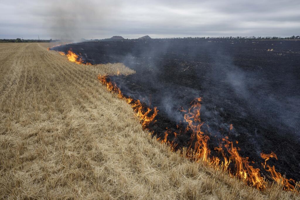 KK30 Kurachovo - Na snímke obilné pole počas požiaru v meste Kurachovo v Doneckej oblasti na východe Ukrajiny 21. júla 2022. 
Grain fields burn, on the outskirts of Kurakhove, Donetsk Oblast, eastern Ukraine, Thursday, July 21, 2022. (AP Photo/Nariman El-Mofty)