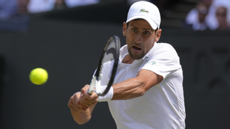 JB 54 Londýn - Srbský tenista Novak Djokovič odvracia loptičku Austrálčanovi Nickovi Kyrgiosovi vo finále dvojhry mužov na grandslamovom tenisovom turnaji Wimbledon v Londýne 10. júla 2022. FOTO TASR/AP
Serbia's Novak Djokovic returns to Australia's Nick Kyrgios during the final of the men's singles on day fourteen of the Wimbledon tennis championships in London, Sunday, July 10, 2022. (AP Photo/Kirsty Wigglesworth)