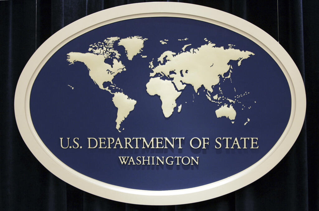 WA 4 archív Washington - Na archívnej snímke z 10. augusta 2006 logo amerického ministerstva zahraničných vecí vo Washingtone. Pastora z amerického štátu Kalifornia prepustili po 18 rokoch strávených vo väzení v Číne. V súčasnosti sa už nachádza v Spojených štátoch, uviedlo americké ministerstvo zahraničných vecí v pondelok 16. septembra 2024. Davida Lina (68) zadržali po príchode do Číny v roku 2006. Podľa amerických úradov a ľudskoprávnych skupín ho pôvodne odsúdili na doživotie vo väzení za p