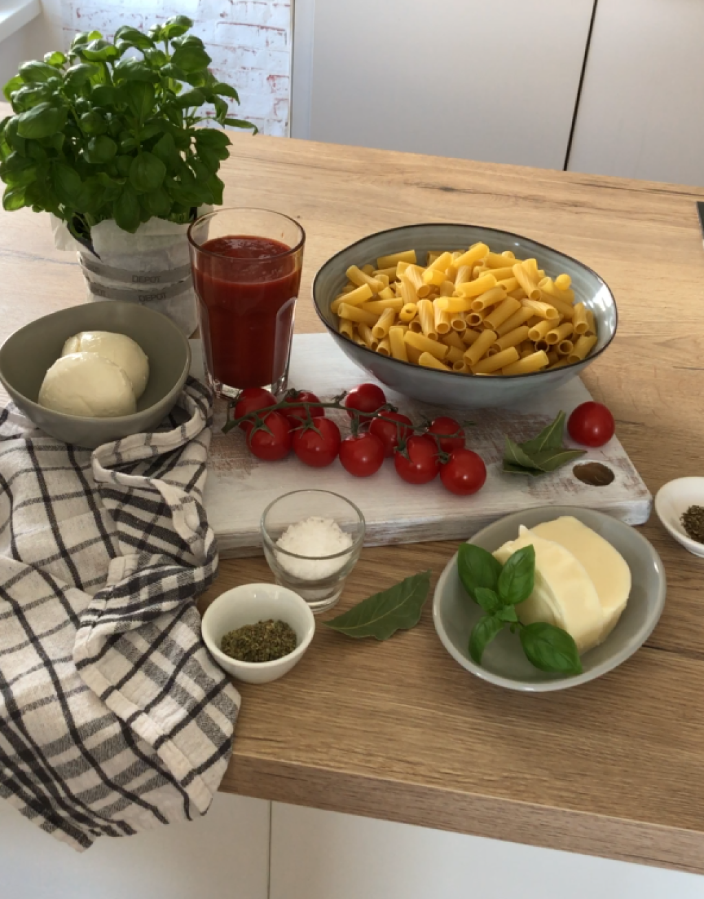 Ingrediencie na rigatoni koláč