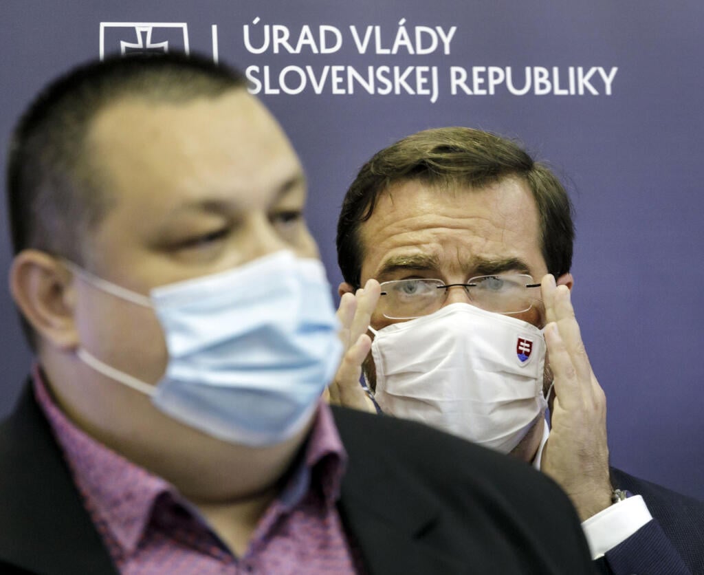 Minister zdravotníctva SR Marek Krajčí a hlavný hygienik SR Ján Mikas
