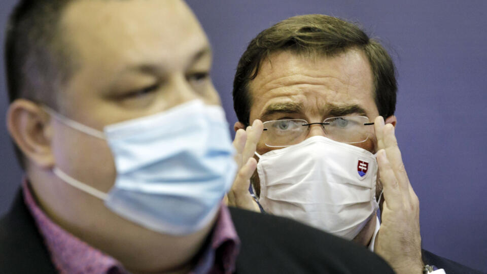 Na snímke zľava minister zdravotníctva SR Marek Krajčí a hlavný hygienik SR Ján Mikas počas tlačovej konferencie po zasadnutí Konzília epidemiológov na Úrade vlády v Bratislave 13. augusta 2020. FOTO TASR - Dano Veselský