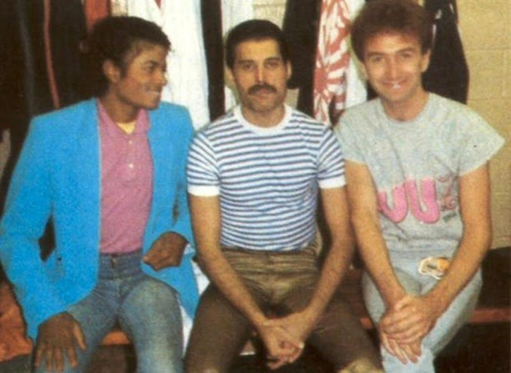 Spevák Queen Freddie Mercury, v strede, kráľ popu Michael Jackson, vľavo, a basgitarista Queen John Deacon.