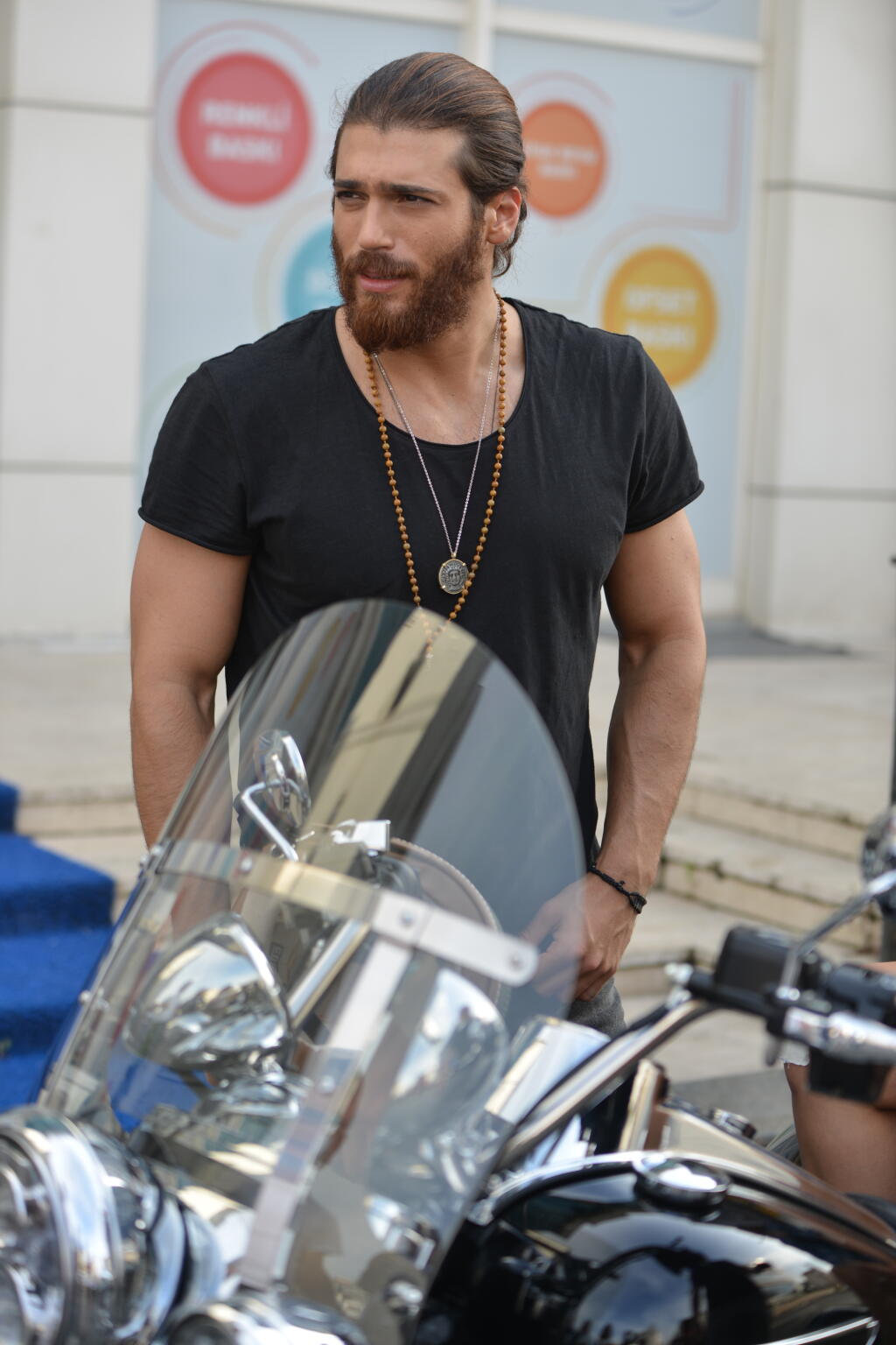 Can Yaman zo seriálu S hlavou v oblakoch
