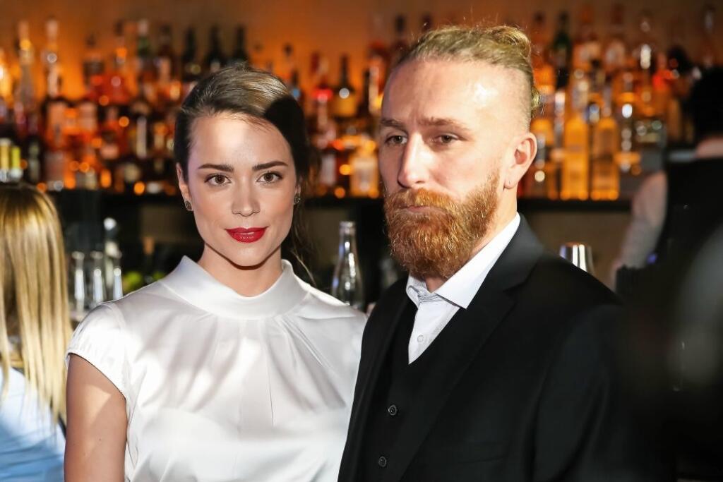 Materstvo si tiež vyskúšala najprv na pľaci. Herečka Gabriela Mihalčínová- Marcinková (30) si materstvo akoby „privolala“ seriálom Milenky. V čase vysielania v televízii už herečka neskrývala bruško.
Na premiére trileru Dôverný nepriateľ, kde stvárnila jednu z hlavných postáv, priznala, že otehotnela krátko po skončení natáčania. Stres z nahých scén v seriáli i vo filme na nej nenechal neblahé následky, a tak sa s manželom potešili na jeseň prvej dcérke Eme.