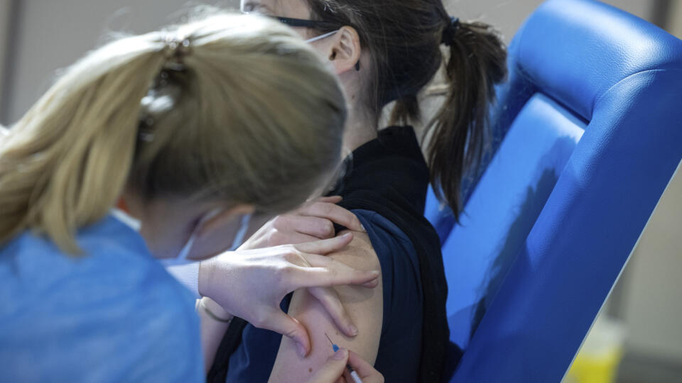 JB 29 Brusel - Zdravotníčka podáva vakcínu proti ochoreniu COVID-19 od spoločnosti AstraZeneca žene počas očkovania policajtov vo vakcinačnom centre v priestoroch výstaviska Expo center v Bruseli 4. marca 2021. Bruselské Expo je jedným z najväčších vakcinačných centier v Belgicku. FOTO TASR/AP
A healthcare worker administers a dose of the AstraZeneca COVID-19 vaccine to a woman at the Brussels Expo center in Brussels, Thursday, March 4, 2021. The Expo is one of the largest vaccination centers i