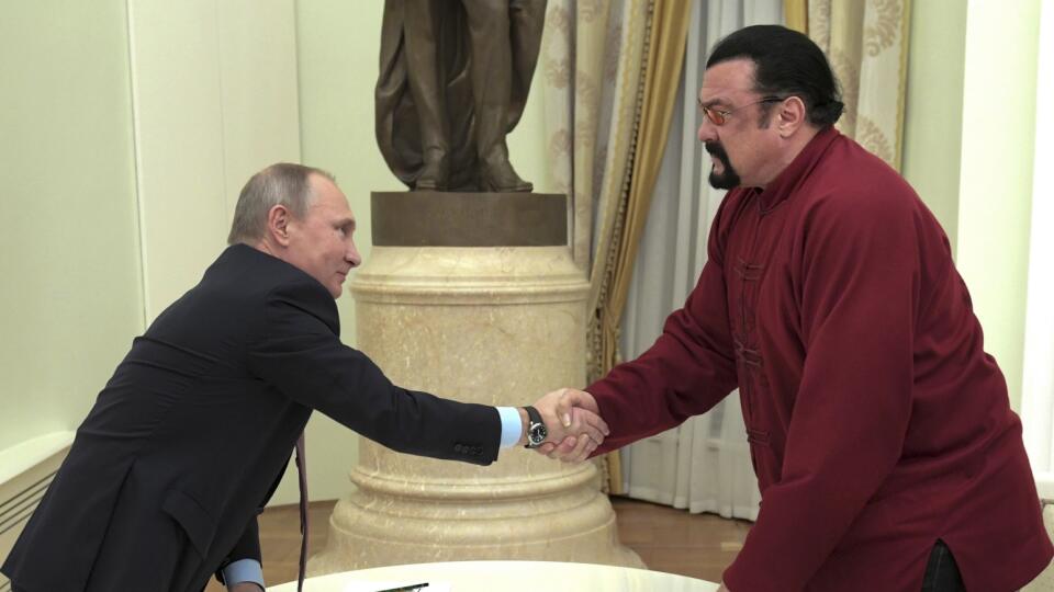 Na archívnej snímke z 25. novembra 2016 ruský prezident Vladimir Putin a americký herec Steven Seagal si podávajú ruky počas odovzdania ruského pasu. Ruský prezident Vladimir Putin udelil americkému hercovi Stevenovi Seagalovi ocenenie za jeho prínos v oblasti posilňovania medzinárodnej spolupráce.