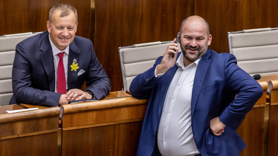 Na snímke je Boris Kollár a Peter Pčolinský počas 65. schôdze parlamentu.
