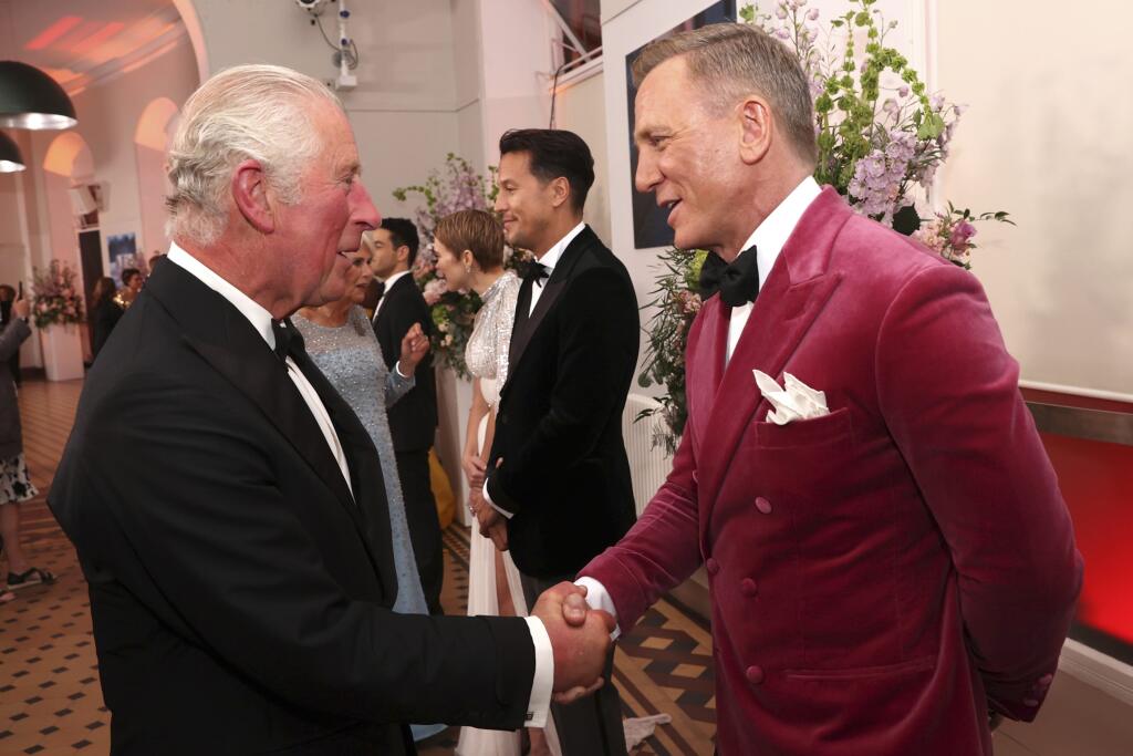 Na snímke vľavo britský princ Charles a vpravo herec Daniel Craig (agent 007 James Bond) počas príchodu na svetovú premiéru novej 25. bondovky Nie je čas zomrieť (No Time To Die) v londýnskej Royal Albert Hall, v Londýne 28. septembra 2021.