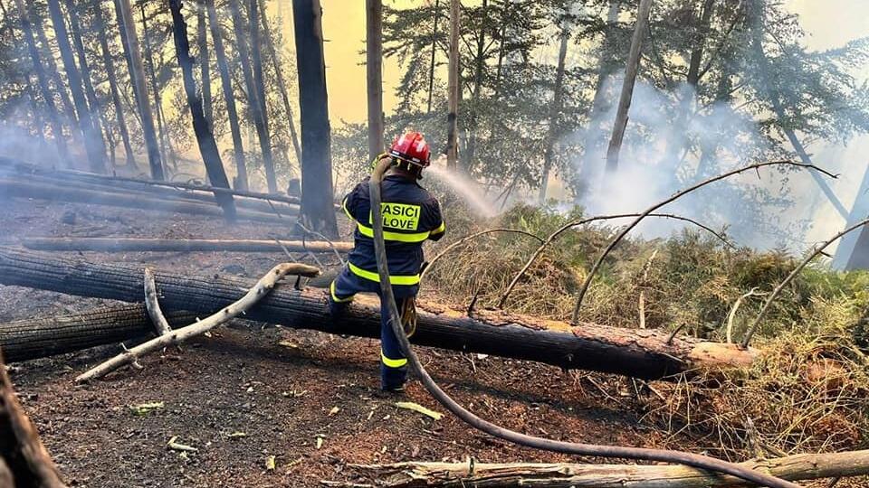 Après les incendies massifs en Grèce, en Croatie, en Slovénie et en France, nos voisins tchèques combattent également les flammes brûlantes.  Les pompiers tentent toujours de maîtriser l'incendie qui s'est déclaré dimanche matin dans le parc national de la Suisse tchèque.  La fumée et l'odeur de brûlé atteignaient même Prague aux cent tours.