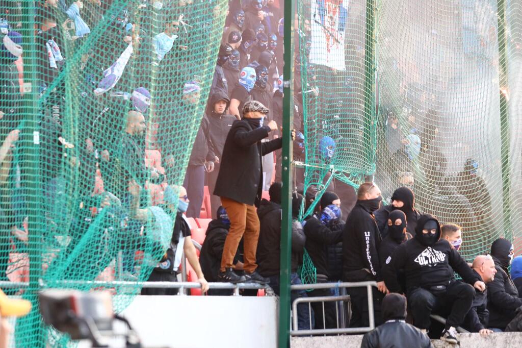 Šokujúce zábery z derby medzi Spartakom Trnava a Slovanom Bratislava. Fanúšikovia sa vtrhli na hraciu plochu a bili sa hlava nehlava.