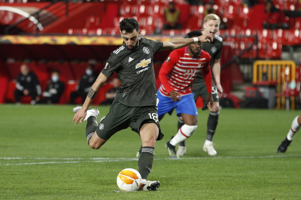 JB 14 Granada - Hráč Manchesteru United Bruno Fernandes strieľa druhý gól z penalty v zápase štvrťfinále Európskej ligy CF Granada - Manchester United v Granade 8. apríla 2021. FOTO TASR/AP
Manchester United's Bruno Fernandes scores his side's second goal from a penalty shot during the Europa League, quarterfinal, first leg soccer match between Granada and Manchester United at the Los Carmenes stadium in Granada, Spain, Thursday, April 8, 2021. (AP Photo/Fermin Rodriguez)