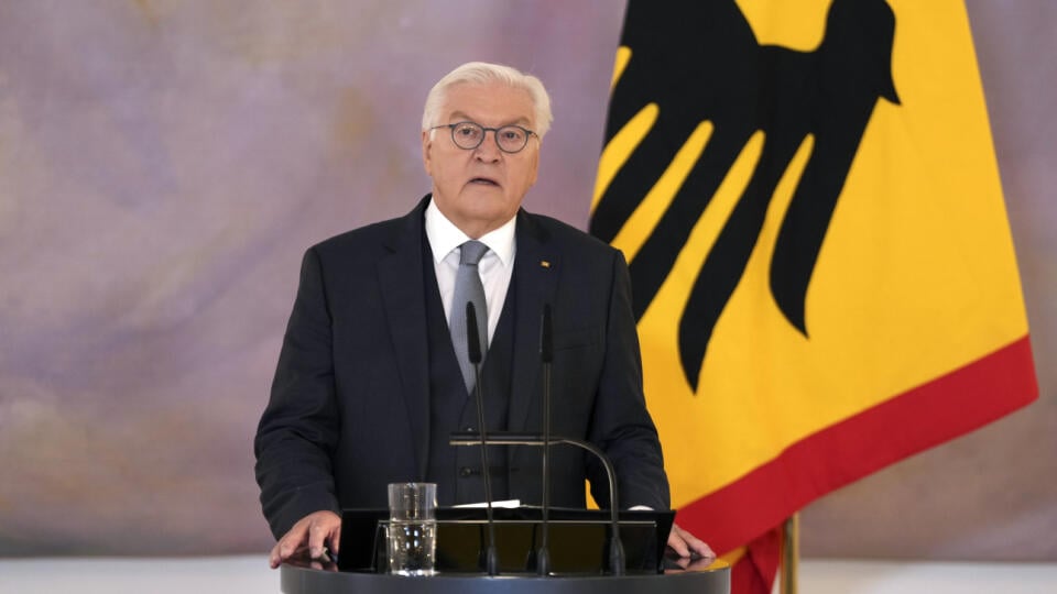 KK30 Berlín - Nemecký prezident Frank-Walter Steinmeier oznámil rozpustenie Spolkového snemu (Bundestag) a predčasné voľby vypísal na 23. februára budúceho roka, v piatok 27. decembra 2024 v Berlíne. FOTO TASR/AP
German President Frank-Walter Steinmeier announces the decision to dissolve the German Bundestag and schedules a new election for February 23 next year, in Berlin, Friday, Dec. 27, 2024. (S'ren Stache/dpa via AP)