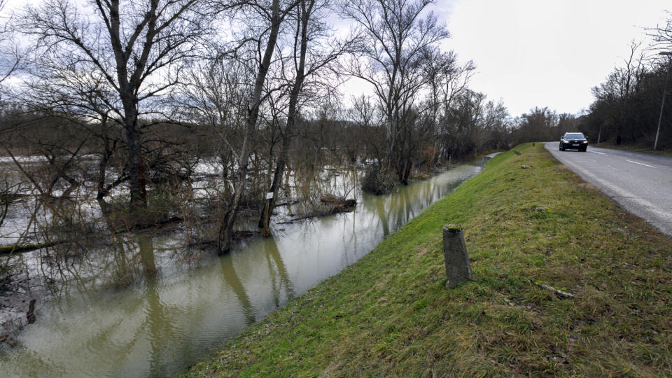 Vysoká hladina rieky Morava zaplavila časť cyklochodníka medzi Devínom a Devínskou Novou Vsou v Bratislave 25. decembra 2023. FOTO TASR - Dano Veselský