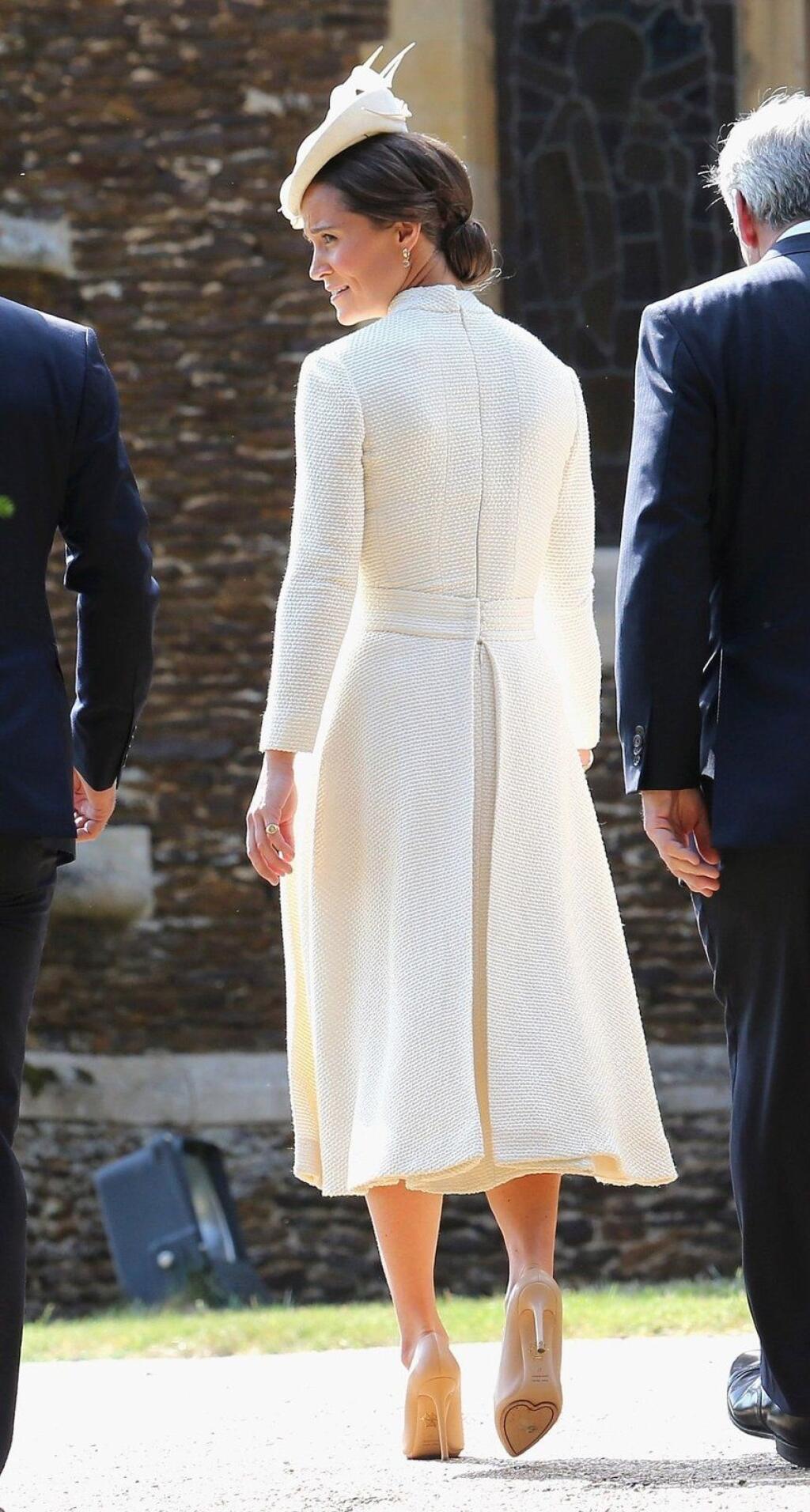 Pippa bola v krémových šatách dokonale krásna.