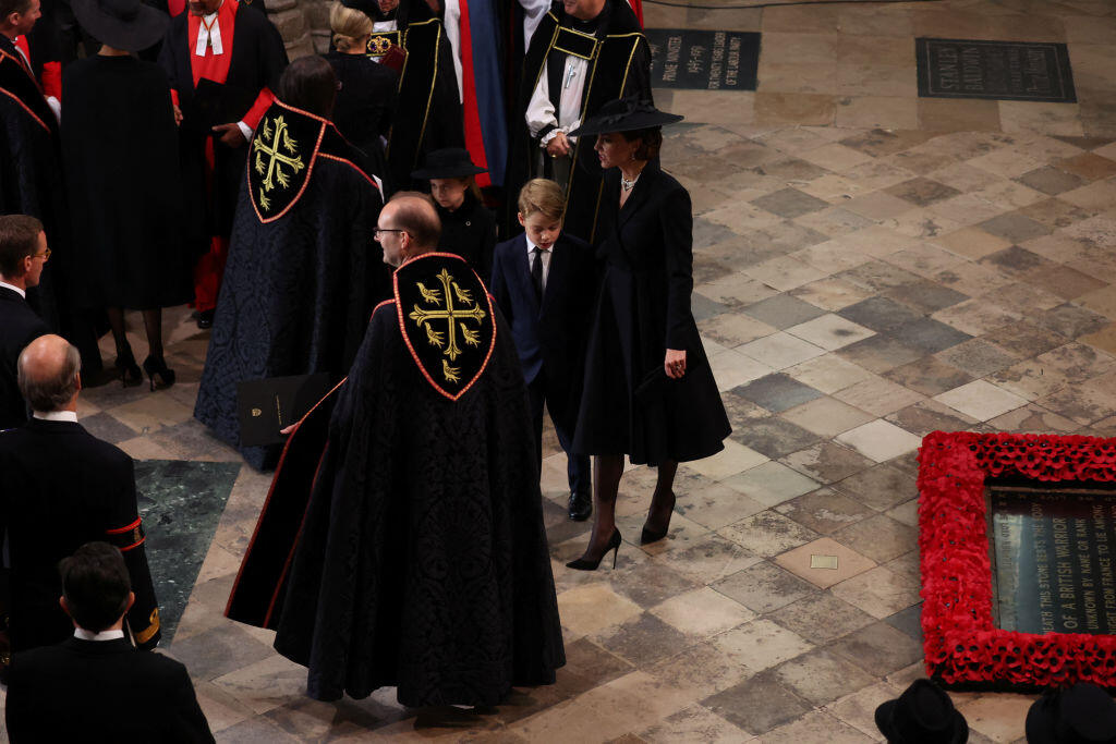 Na snímke je princezná Kate zachytená počas pohrebu kráľovnej Alžbety II.