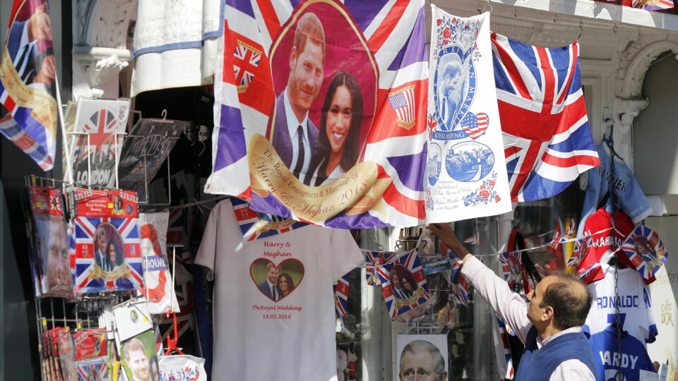 Suveníry na každom kroku. V Británii sa jednoducho svadobnému ošiaľu nevyhnete.