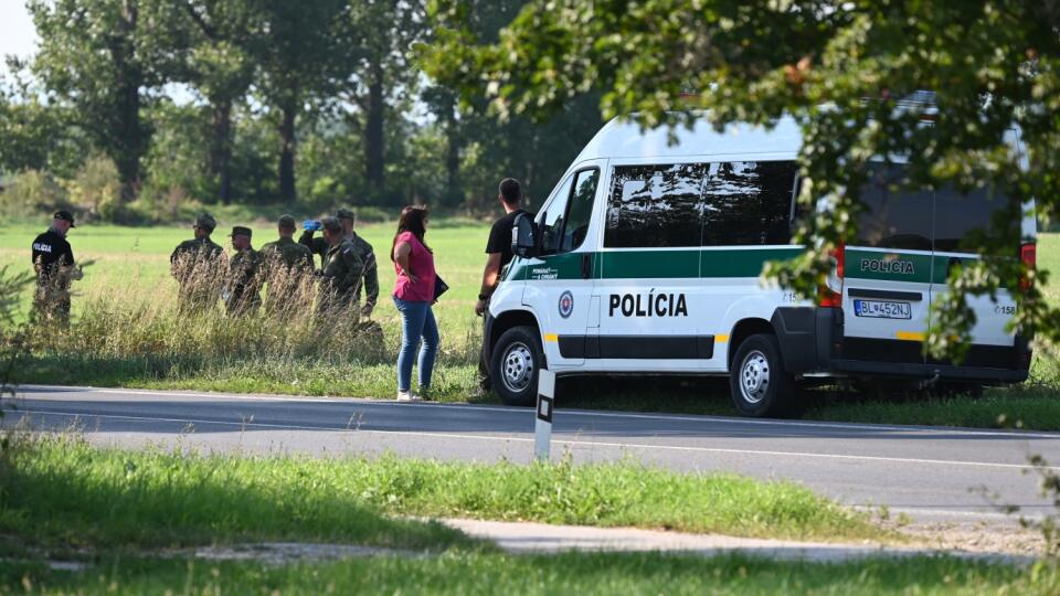 Príslušníci Národnej kriminálnej agentúry (NAKA) vykonávajú v okolí cesty smerom z Leopoldova do Hlohovca úkony trestného konania. Pre TASR to potvrdili z policajného prezídia. "Príslušníci NAKA vykonávajú procesné úkony trestného konania, avšak vzhľadom na prebiehajúce vyšetrovanie v súčasnosti nie je možné poskytnúť bližšie informácie," uviedli z policajného prezídia. Na snímke policajti prehľadávajú okolie vedľa cesty vedúcej od Leopoldova smerom na Hlohovec v utorok 15. augusta 2023. FOTO TA