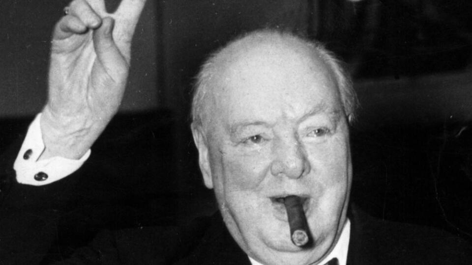 Britský politik a štátnik, spisovate¾, historik sir Winston Leonard Spencer Churchill sa narodil pre 135 rokmi , 30. novembra 1874. Bol premiérom Spojeného krá¾ovstva v rokoch 1940-45 a 1951-55 . V roku 1953 mu udelili Nobelovu cenu za literatúru. Poèas 1. svetovej vojny nauèil Churchill námorníkov britskej krá¾ovskej flotily používa bojový pozdrav rímskych légií. Dva roztvorené vztýèené prsty nad zovretou dlaòou sa odvtedy používajú na celom svete na znak víazstva. Churchill bol vynikajúcim r