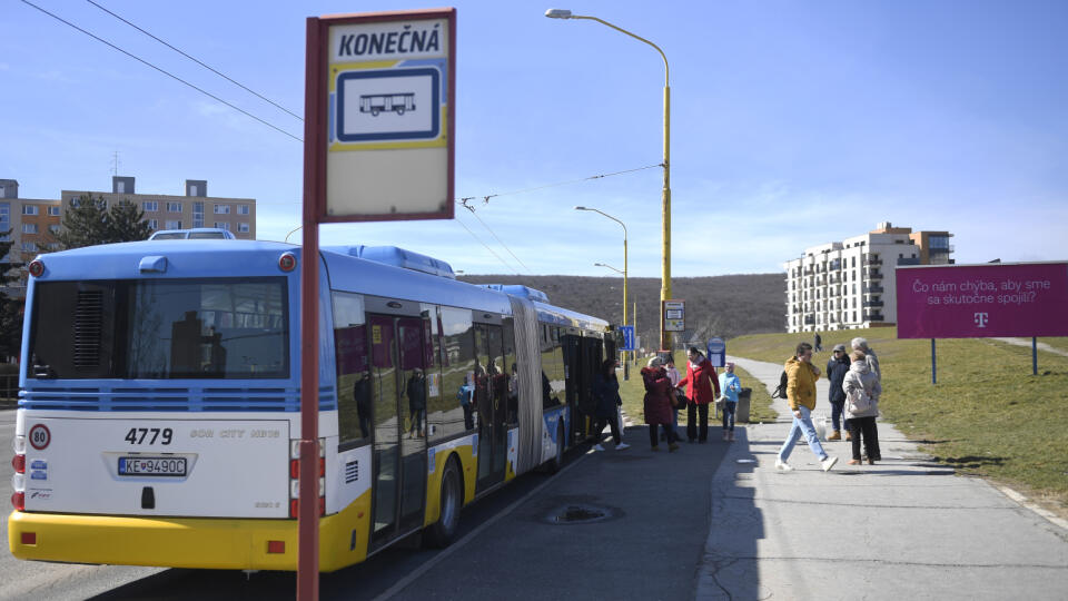 V prípade nepriaznivého počasia cestujúci čakajúci na autobus mestskej hromadnej dopravy v Košiciach na sídlisku KVP nemajú možnosť využiť prístrešky MHD. Spoločnosť EuroAWK zo sídliska KVP odstránila všetkých 19 prístreškov MHD. Zastávky sú naďalej funkčné a slúžia cestujúcim. V týchto dňoch podpísali zmluvu s novým dodávateľom prístreškov, ktorého odsúhlasilo miestne zastupiteľstvo. Dodávateľ do konca apríla prisľúbil inštaláciu prvých desiatich nových prístreškov. Zvyšné budú dodané postupne