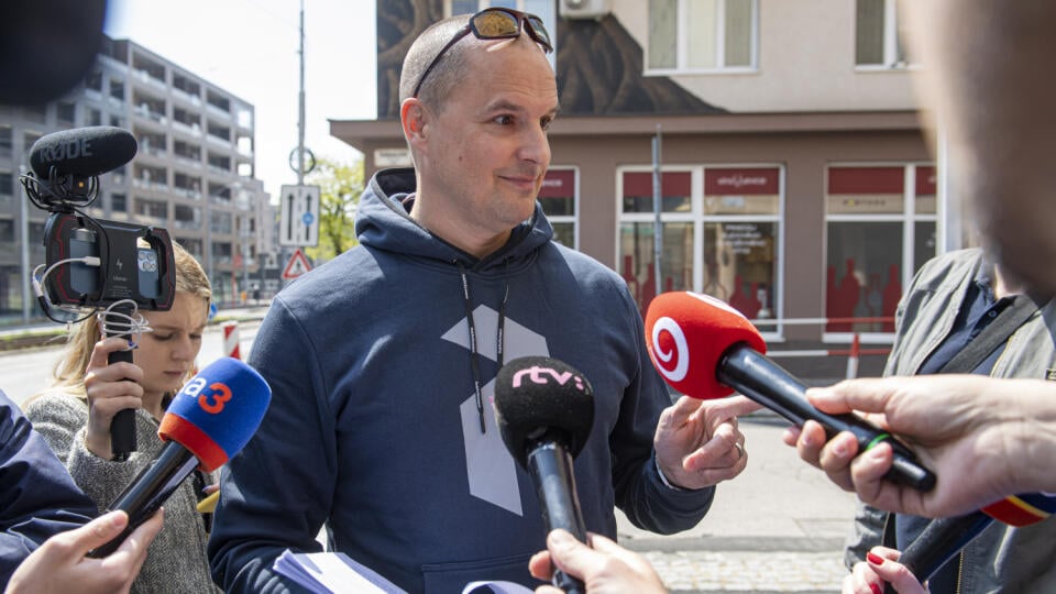Na sníme advokát David Lindtner odpovedá na otázky novinárov po zadržaní exministra vnútra Roberta Kaliňáka pred Prezídiom Policajného zboru SR v Bratislave v stredu 20. apríla 2022. Národná kriminálna agentúra (NAKA) obvinila expremiéra a šéfa Smeru-SD Roberta Fica i exministra vnútra Roberta Kaliňáka. TASR to potvrdil hovorca Prezídia Policajného zboru Michal Slivka. Polícia potvrdila aj obvinenie advokáta Mareka Paru. FOTO TASR - Michal Svítok