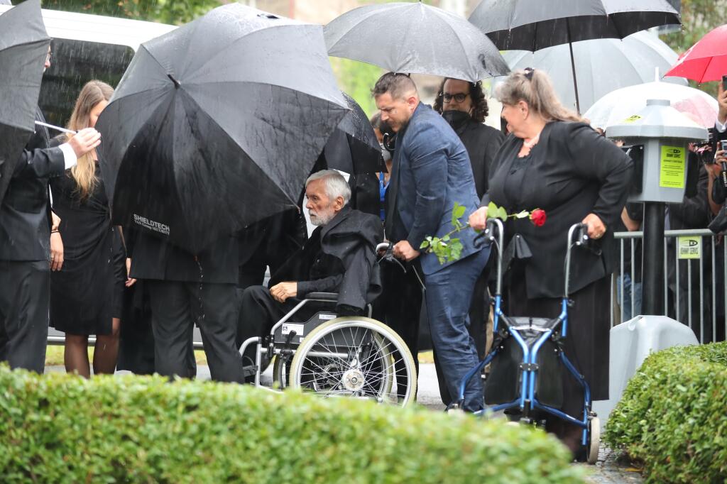 Josef Abrhám na pohrebe svojej milovanej ženy.