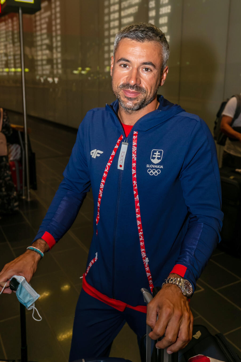 Likér sedel v lietadle vedľa Daniho Alvesa, ktorý mu podaroval dres s podpismi brazílskych futbalistov a venovaním.