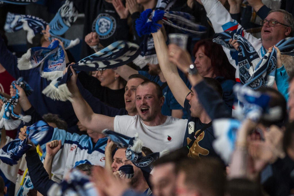 Fanúšikovia Nitry sa tešia po strelení gólu počas piateho zápasu finále Kaufland play off Tipos extraligy HC Slovan Bratislava - HK Nitra v Bratislave v piatok 29. apríla 2022. FOTO TASR - Jakub Kotian