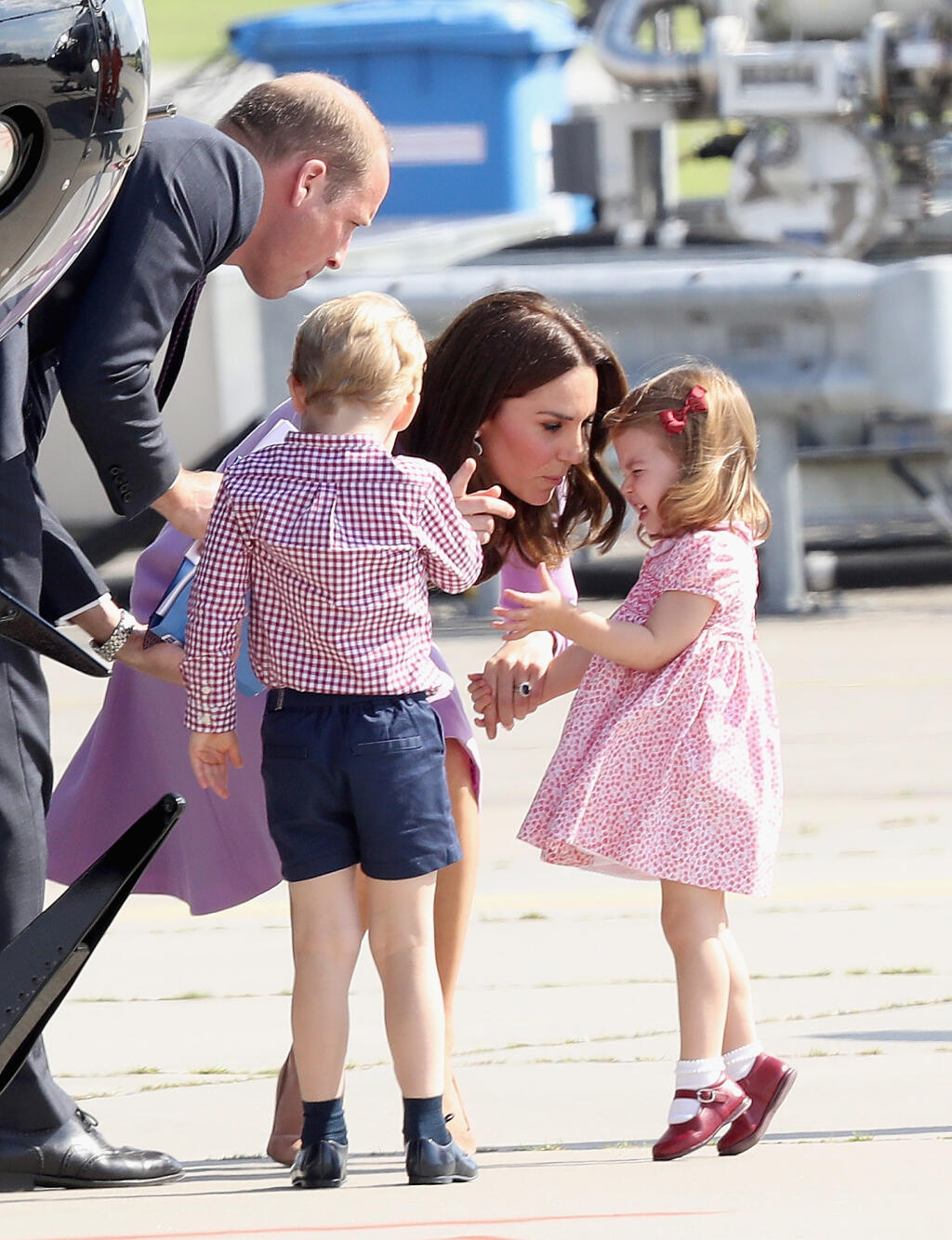 Výhody toho, že Kate mala oči na jednej úrovni so Charlotte: Za prvé, dieťa mohlo spoľahlivo čítať výraz matkinej tváre. Za druhé, matka tým dala najavo, že dieťa má jej bezvýhradnú pozornosť. Za tretie, išlo o akt ubezpečenia a dôvery – každý člen kráľovskej rodiny je vystavovaný neustálym zvedavým pohľadom verejnosti.
