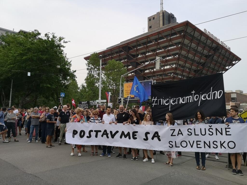 Zhromaždenie Za slušné Slovensko pred budovou RTVS