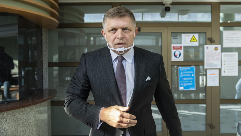 Predseda opozičného Smeru-SD Robert Fico odchádza z budovy Prezídia Policajného zboru 18. februára 2021 v Bratislave. Robert Fico prišiel vo štvrtok doobeda do budovy Prezídia Policajného zboru.