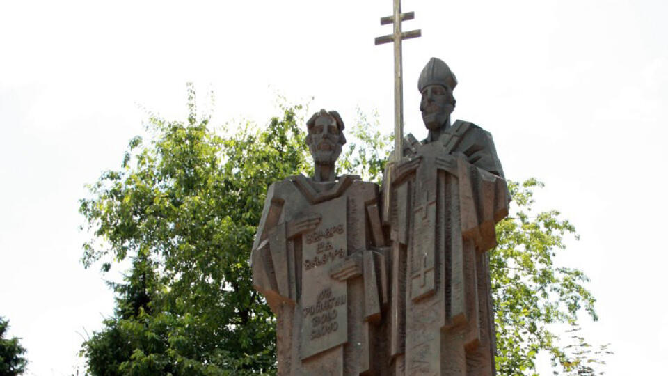 The ceremonial unveiling of the sculpture of the faithful of St. Cyril and Methodius in Prievidza on July 4, 1998. The sculptor Stanislav Mikuš is the author of the sculpture.