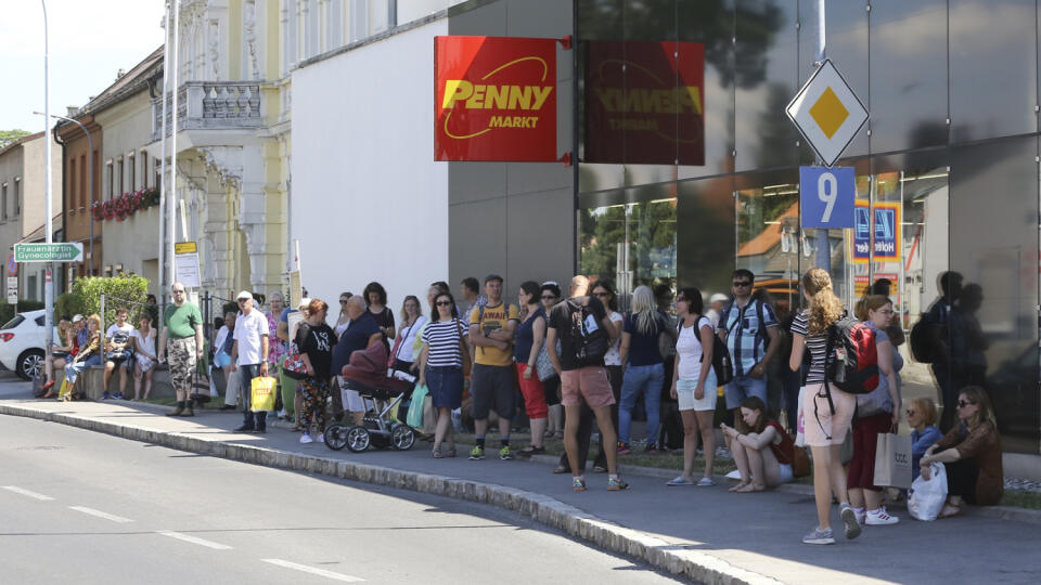 Na sviatok sv. Cyrila a Metoda minuli Slováci viac peňazí v zahraničí ako doma.
