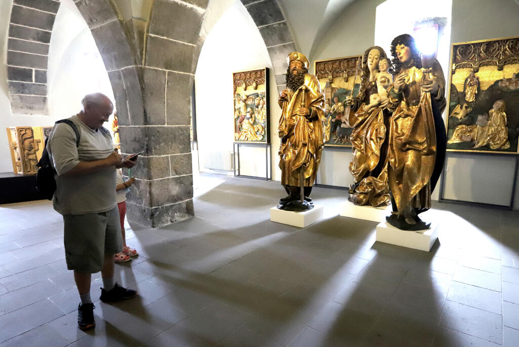 Slovenská národná galéria (SNG) na Zvolenskom hrade otvorila novú expozíciu gotického umenia. Expozícia predstavuje kolekciu stredovekého sochárstva a maliarstva na Slovensku jedinečnú počtom vystavených diel, ako aj koncentráciou na obdobie 14. až 16. storočia. Vystavených je viac než 70 sôch a obrazov. Na snímke v pozadí zľava sochy sv. Jakuba, Madona a sv. Ján Evangelista z oltára kostola v Levoči z roku 1954 až 1958 na Zvolenskom hrade v utorok 26. júla 2022. FOTO TASR - Ján Krošlák