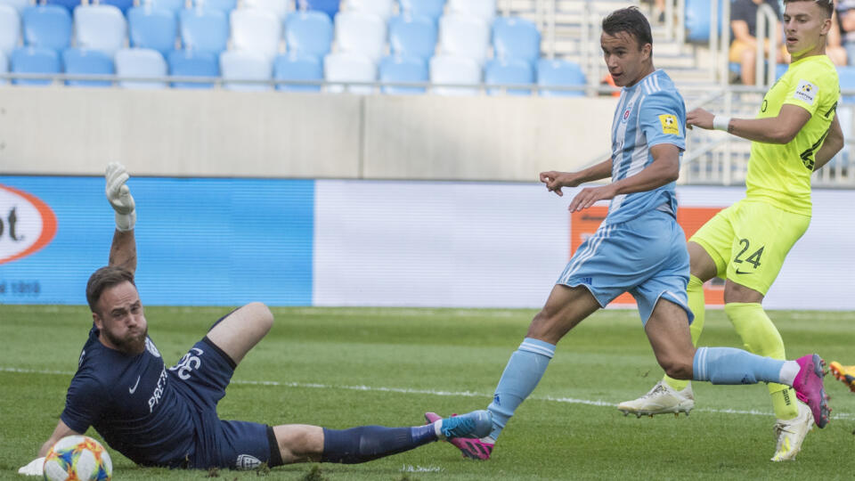 Slovenský futbalový reprezentant do 21 rokov Dávid Strelec si v utorňajšom zápase kvalifikácie ME 2021 s Francúzskom (3:5) zlomil nohu a čaká ho približne dvojmesačná pauza.