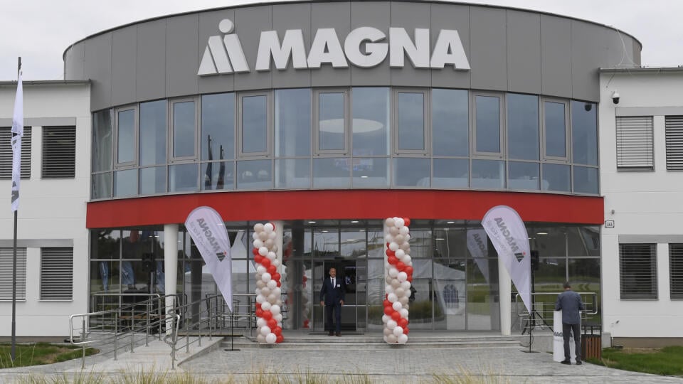 Z otvorenia závodu Magna Elektronics Slovakia s. r. o. 2. októbra 2023 v Kechneci, v okrese Košice okolie. Závod bude vyrábať kamerové systémy na sledovanie aktívnej bezpečnosti cestnej premávky.